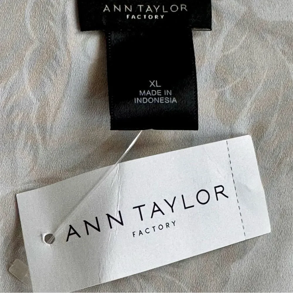 Ann Taylor Factory Flowy Lightweight Airy V-Neck Relaxed Blouse Top. XL. NEW. - Picture 5 of 7